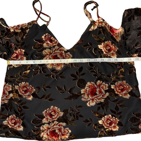 NWT Jovelyn Top in Black Cupcakes & Cashmere Cold Shoulder Velvet Sz M - Picture 3 of 7